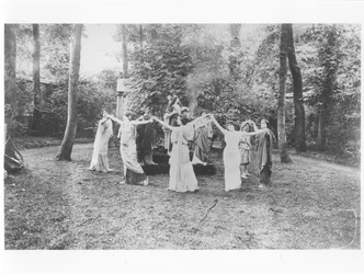 Nathalie Clifford Barney (1876-1972) med dansere kledd i toga